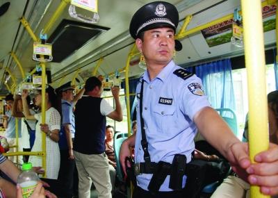 南京民警携枪登公交 称不会影响市民出行(图)