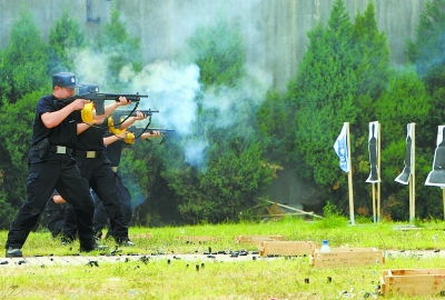 巡警射击 “歹徒”边上就是“市民”