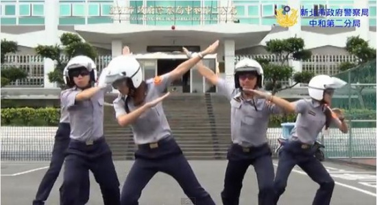 美女警察跳“打气舞”防犯罪影片被网友疯转(图)