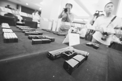 湖北破获跨国走私武器弹药案 犹如世界名枪展