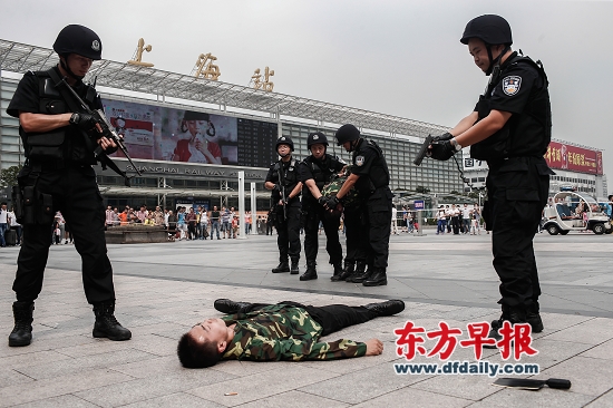 昨日,上海火车站南广场举行“砍杀暴恐袭击处置实兵演习”,警方果断“击毙”一名“歹徒”。