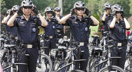杭州警官戴头盔骑巡西湖清一色帅哥美女（图）