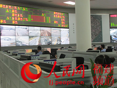 厦门市公安指挥调度中心内一群严正以待的接警员      张辉斌摄