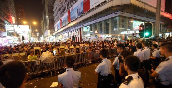 10月19日深夜，大批违法“占中”集会者继续集结旺角，企图再次冲击警方防线。警方筑起人墙，严阵以待。中新社发 洪少葵 摄