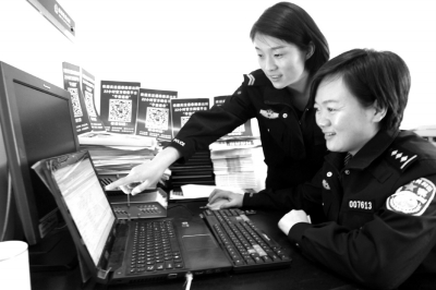 ◀通泰路派出所民警通过微信后台与居民互动