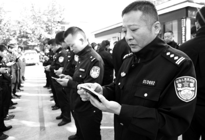 通泰路派出所利用点名时间民警集体学习“平安通泰”微信公众平台使用要求