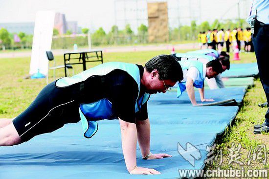 图为：监考之严，堪比高考。