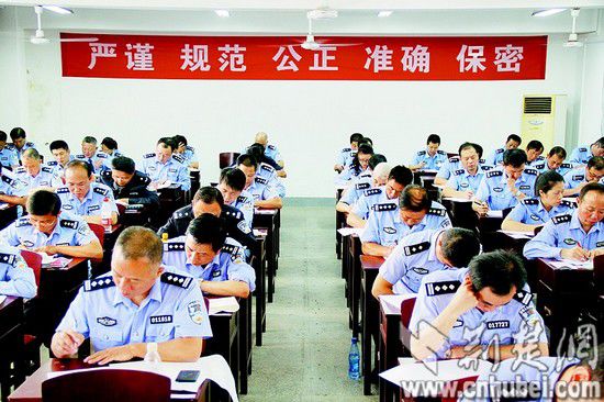 图为：体能测试中，民警们在做俯卧撑。（本版资料图片