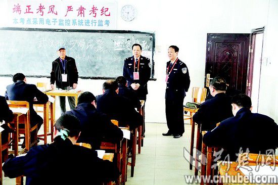 图为：民警参加理论笔试。