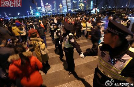 上海踩踏现场游人如织大批公安和武警维持秩序
