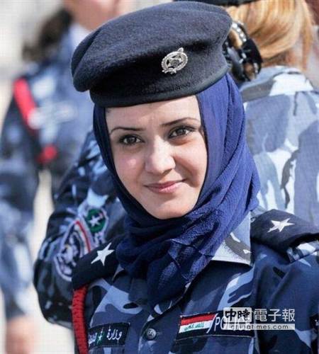 伊拉克女警較內斂。(圖摘自網路)