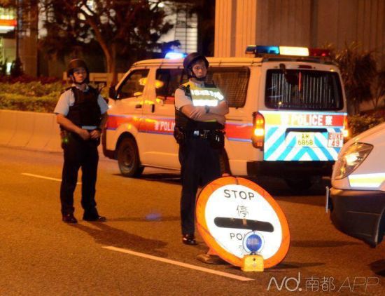 香港警方全港搜捕绑匪,在各区设置路障,各警区军装警员、冲锋队留意可疑人车踪影。