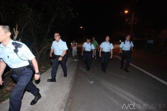 绑匪携带2800万赎款乘坐白色本田7人车高速逃逸，全港大搜捕。