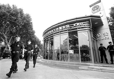 高端警务站亮相屯警街头配枪巡逻