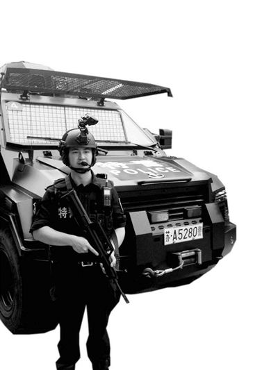 高端警务站亮相屯警街头配枪巡逻