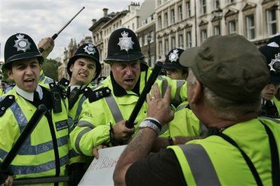 资料图片：英国警察与示威者发生冲突。(图片源于网络)