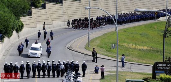 来自美国纽约，英国曼彻斯特的警察纷纷前来参加葬礼送英雄警察最后一程。