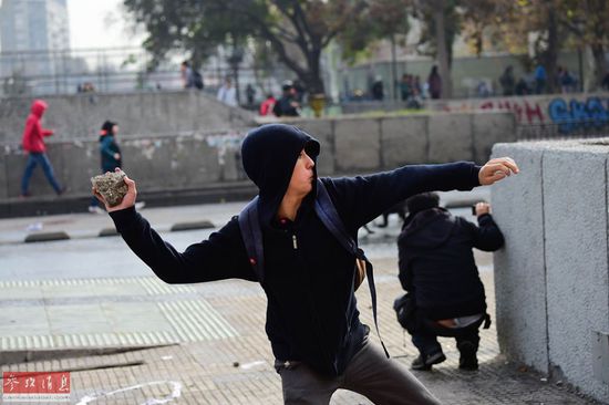 当地时间2015年5月28日，智利圣地亚哥，学生举行示威活动，与警方发生激烈冲突，抗议政府教育政策，要求教育改革。