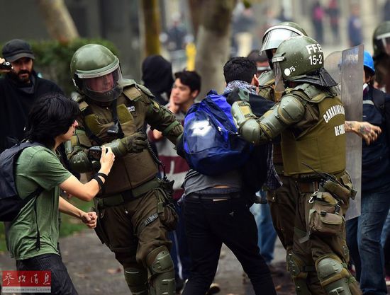 当地时间2015年5月28日，智利圣地亚哥，学生举行示威活动，与警方发生激烈冲突，抗议政府教育政策，要求教育改革。