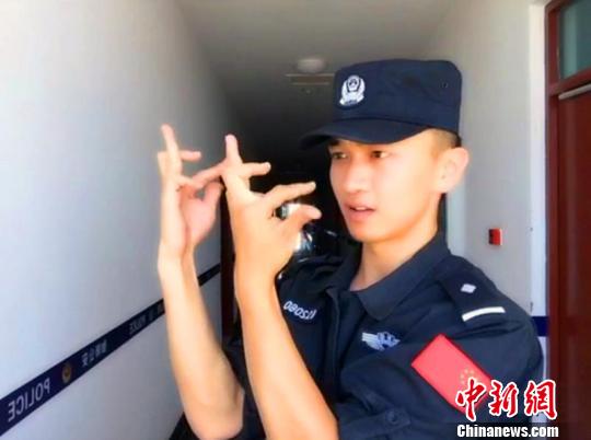 90后民警颜语利演绎手指舞。 视频截图 摄 90后民警颜语利演绎手指舞。 视频截图 摄