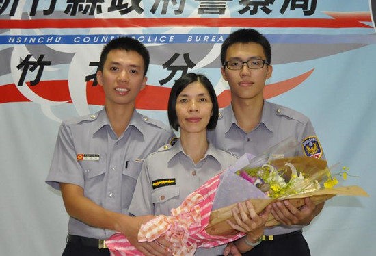 台湾一四口之家都是警察堪称“警察家族”(图)