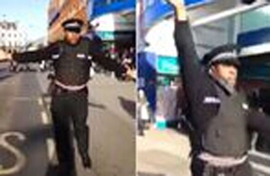 英男子大街上假扮警察随音乐起舞引围观