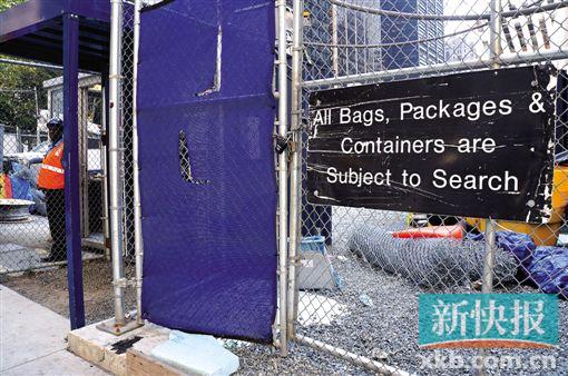 ■“9·11”遗址上还在修建名为“倒影缺失”纪念广场,想要进入得进行严格的安保检查。