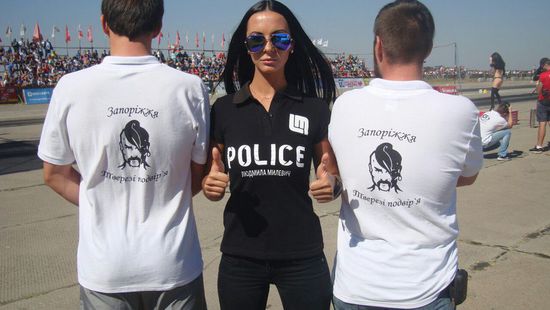 乌克兰性感美女成最著名警界网红