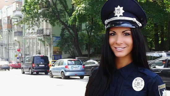 乌克兰性感美女成最著名警界网红