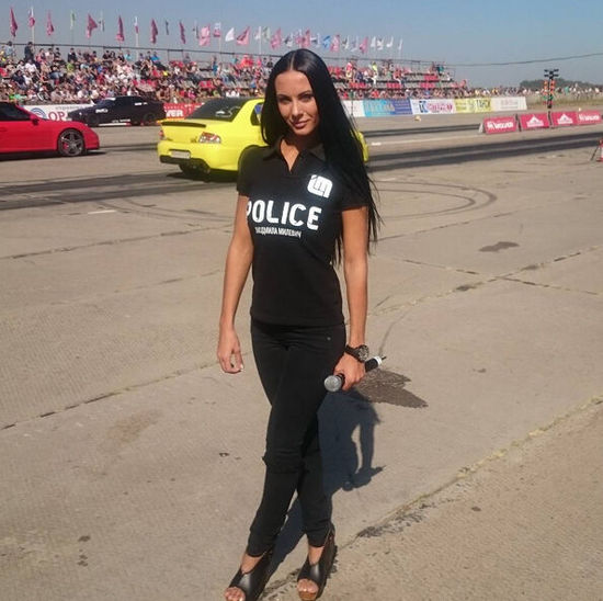 乌克兰性感美女成最著名警界网红