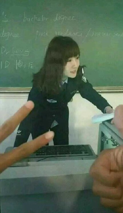 警官学院美女老师走红 长相清纯酷似韩雪