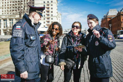 莫斯科旅游警察在回答游客咨询
