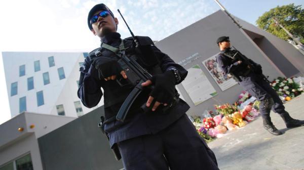 法国大使馆门口驻守的泰国警察。