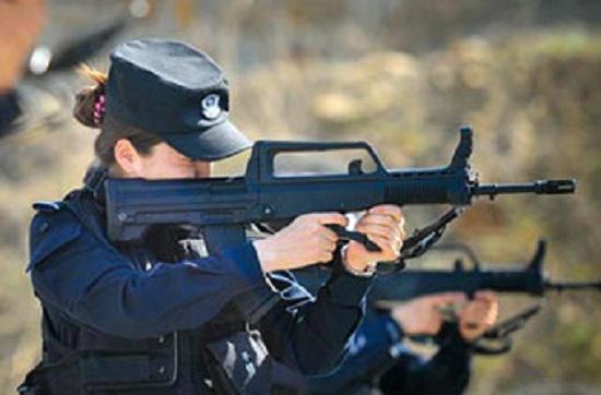 法国警察持老式步枪保卫巴黎 实为中国最缺警枪