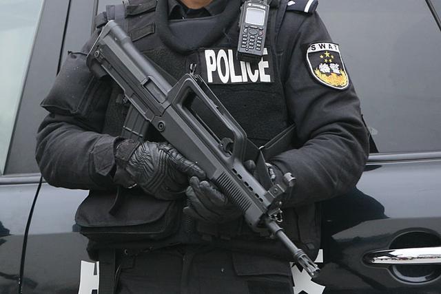 法国警察持老式步枪保卫巴黎 实为中国最缺警枪