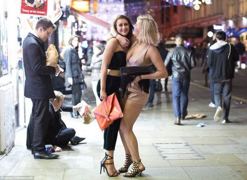 英国周五迷乱的街头 警察忙的不可开交