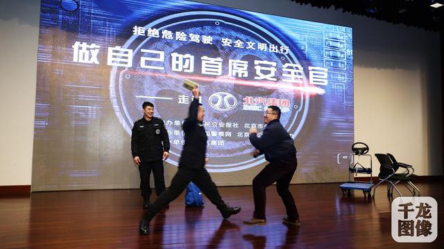 警察传授春运自驾安全教程，歹徒永远比你慌张！