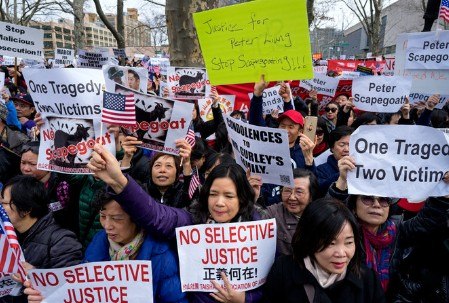 抗议者2月20日在布鲁克林集会,支持纽约市前警察梁彼得。(美联社图)