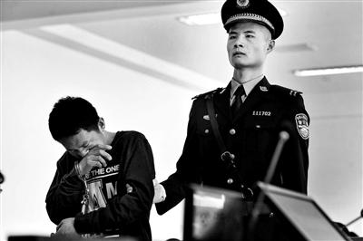 多名90后从警车中抢人打伤民警 涉妨碍公务罪受审