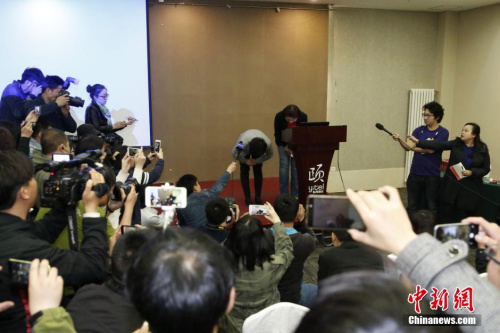 6日,北京和颐酒店高层鞠躬致歉。 <a target='_blank' href='http://www.chinanews.com/'>中新社</a>记者 韩海丹 摄 6日,北京和颐酒店高层鞠躬致歉。 <a target='_blank' href='http://www.chinanews.com/'>中新社</a>记者 韩海丹 摄