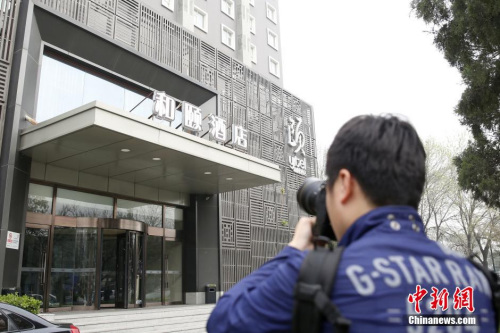 媒体记者关注北京“和颐酒店女生遇袭”事件。 图片来源:视觉中国 媒体记者关注北京“和颐酒店女生遇袭”事件。 图片来源:视觉中国