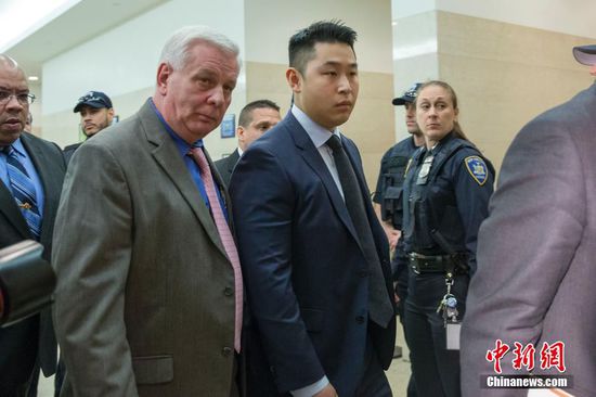纽约华裔警察梁彼得案宣判 律师露出笑容