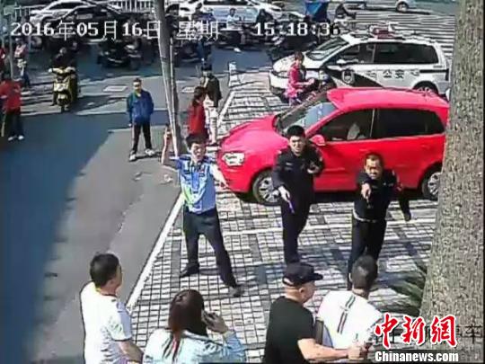 浙江绍兴四名犯罪嫌疑人暴力抗法警方鸣枪震慑