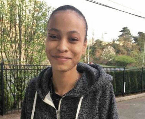 17岁的莫尼克对警察提起诉讼