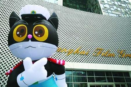 大型“黑猫警长”模型日前亮相上海电影博物馆广场。资料