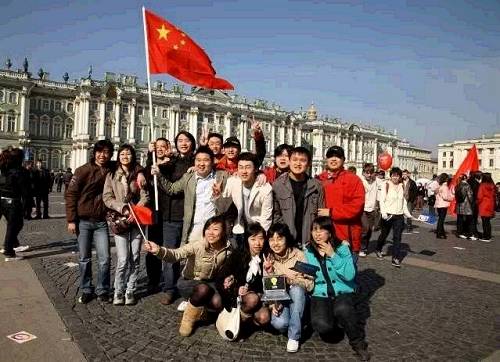 由于中国游客与日俱增，俄罗斯各大景点的接待负担越来越重。欧洲一些国家也受到庞大数量中国旅客的强烈冲击，某些国家接待能力明显超负荷，致使这些国家不得不采取一系列的措施来维护秩序。意大利政府就聘用了中国警察在罗马和米兰的市中心巡逻。