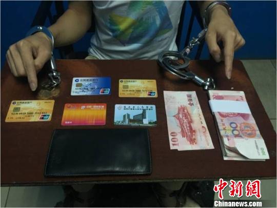 警方收缴的作案工具及现金 黄和平 摄 警方收缴的作案工具及现金 黄和平 摄