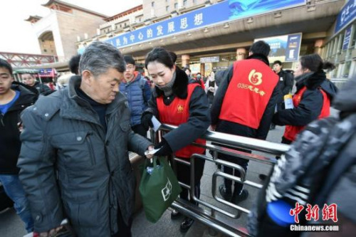 无处不在的自助取票机、快速进站、升级后的036母婴候车室等，这些新举措也为带孩子和老人同行的旅客出行提供了很大便利。<a target='_blank' href='http://www.chinanews.com/' >中新网</a>记者 金硕 摄