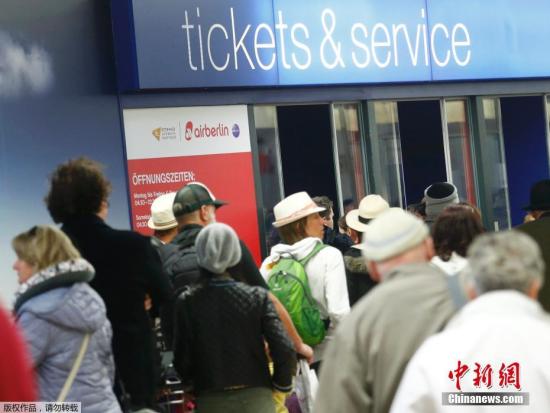 当地时间2月8日上午,受德国柏林、汉堡和斯图加特三地机场地勤人员罢工影响,首都柏林当天有超过130架次航班被取消,早班航班几乎全数受影响,斯图加特进出港航班亦不同程度地受到影响。当天的警告性罢工是由德国服务行业工会(ver.di)发起的,旨在要求机场方面在薪酬、工作时长和晋升机会等方面改善地勤人员待遇。当天的罢工导致上午5至11点之间柏林两大机场泰格尔和舍内菲尔德的旅客值机和托运行李等柜台停摆。不少旅客出行受到影响,不得不临时更换航班。 当地时间2月8日上午,受德国柏林、汉堡和斯图加特三地机场地勤人员罢工影响,首都柏林当天有超过130架次航班被取消,早班航班几乎全数受影响,斯图加特进出港航班亦不同程度地受到影响。当天的警告性罢工是由德国服务行业工会(ver.di)发起的,旨在要求机场方面在薪酬、工作时长和晋升机会等方面改善地勤人员待遇。当天的罢工导致上午5至11点之间柏林两大机场泰格尔和舍内菲尔德的旅客值机和托运行李等柜台停摆。不少旅客出行受到影响,不得不临时更换航班。