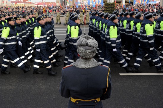 交警在白俄罗斯明斯克参加白俄罗斯警察部队成立100周年庆祝活动。